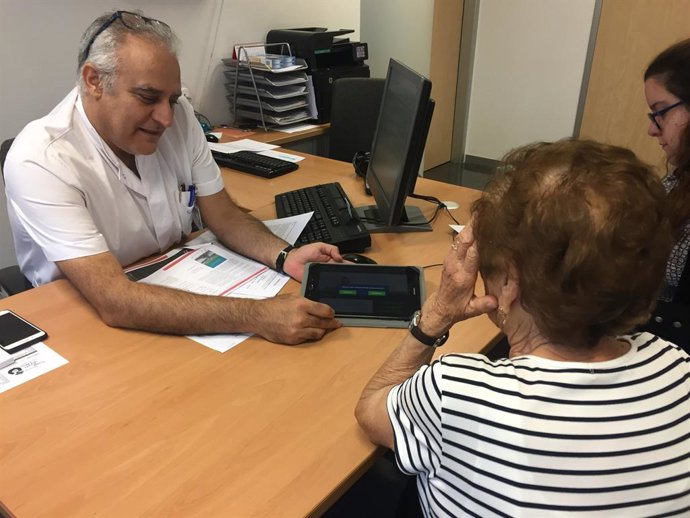 Metge i pacient a l'Hospital Sant Joan de Déu