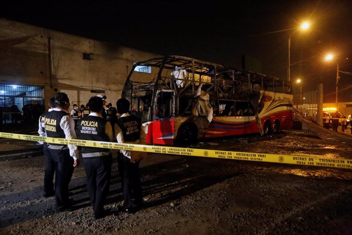 Las autoridades peruanas rebajan a 17 los muertos por el incendio de un autobús 
