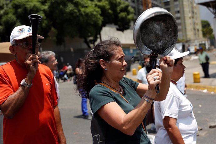 Venezuela.- Los venezolanos salen de nuevo a las calles para protestar por la fa