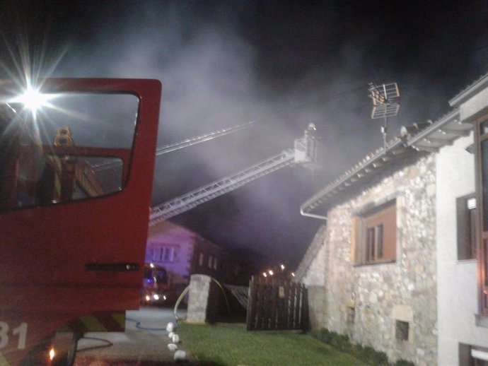Un incendio en una vivienda de Orzales causa daños de importancia aunque no heri