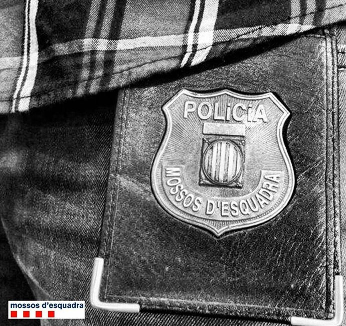 Escudo de los Mossos d'Esquadra en el uniforme