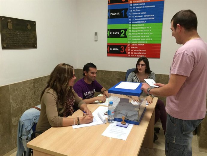 Una persona deposita un voto en las urnas