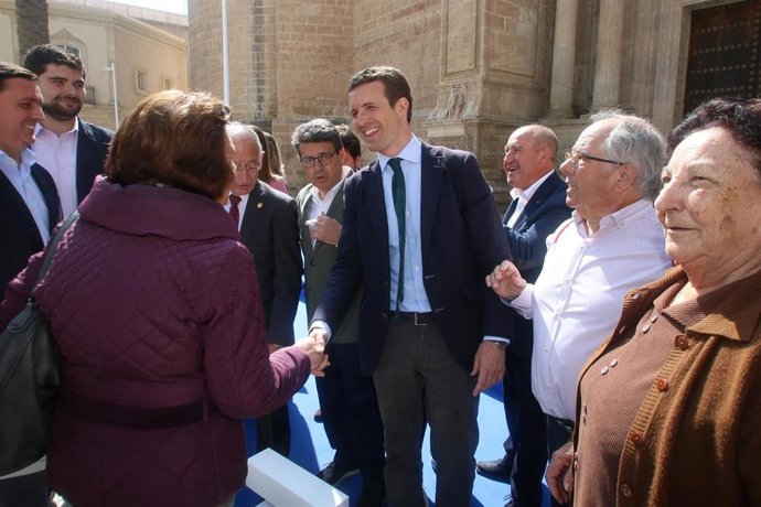 El presidente del PP, Pablo Casado, se hace una foto de familia con la candidatu