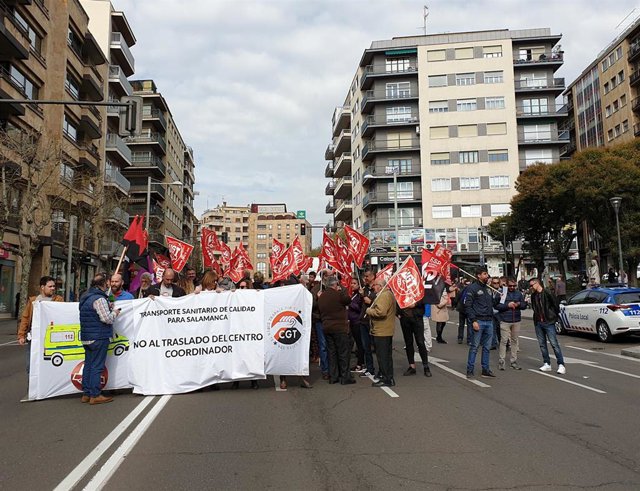 Trabajadores del Centro de Transporte Sanitario cortan el tráfico en la avenida 