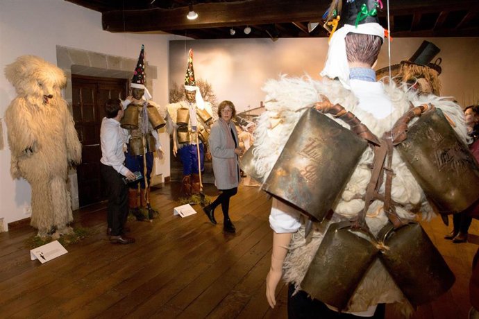 Cultura inaugura una muestra antológica sobre la Vijanera en Santillana del Mar