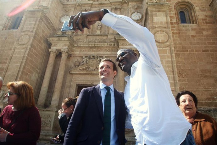 El presidente del PP, Pablo Casado, se hace una foto de familia con la candidatu
