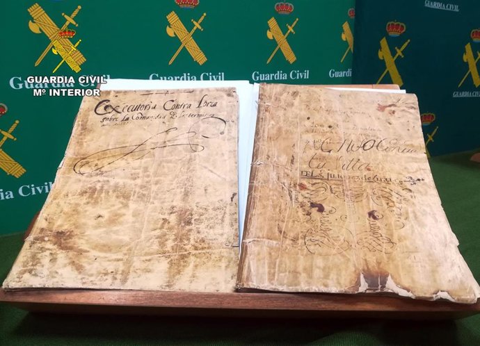 Guardia Civil recupera siete libros y una veintena de legajos con documentos his