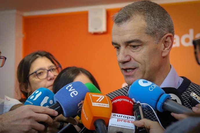 Toni Cantó atiende a los medios en Valncia