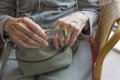 Pensiones dignas, teléfono contra el maltrato y ayudas contra la soledad: peticiones de los mayores en las elecciones