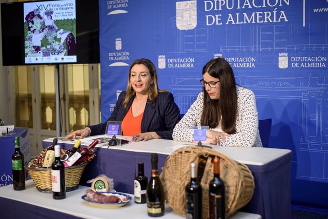 La diputada María López Asensio y la alcaldesa de Laujar, Almudena Morales.