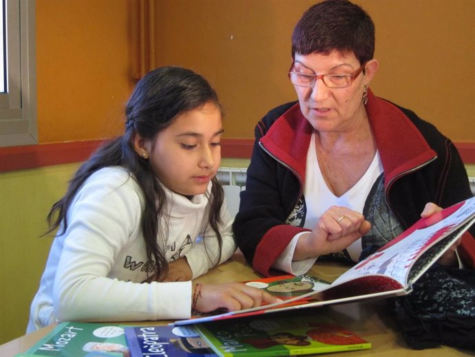 Los niños españoles leen 1,32 libros más que sus padres al año, según un estudio
