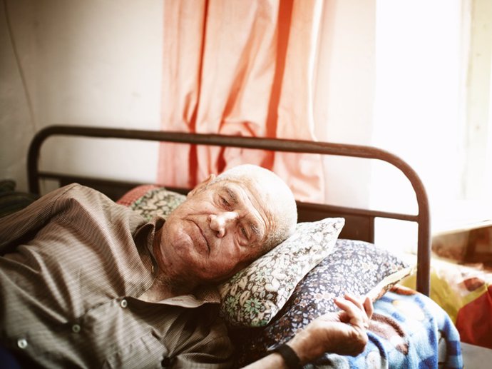 Cómo prevenir el 'delirium' en ancianos, uno de los trastornos cognitivos más im