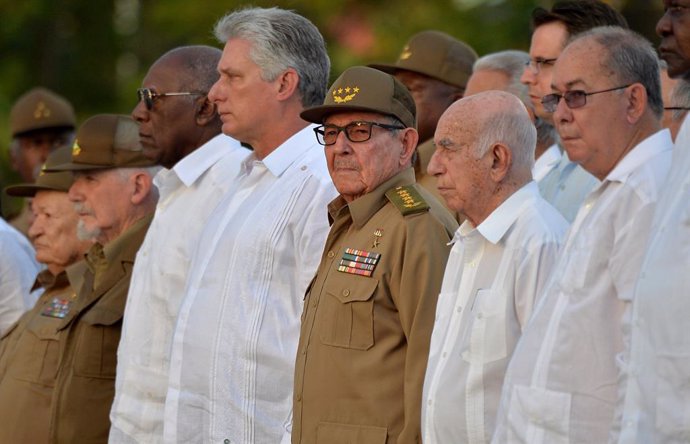 Míguel Díaz-Canel y Raúl Castro con la cúpúla cubana