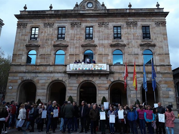 Concentración de apoyo a los vecinos encerrados en el Ayuntamiento de Gijón para