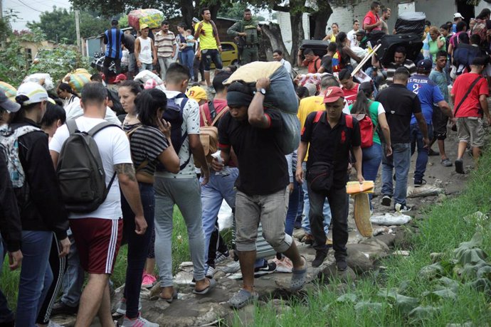 Venezuela.- Miles de venezolanos rompen las barreras de seguridad en la frontera