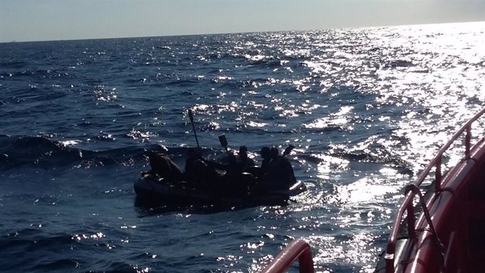Fallece un migrante tras ser rescatado en el Estrecho cuando viajaba con 12 más 