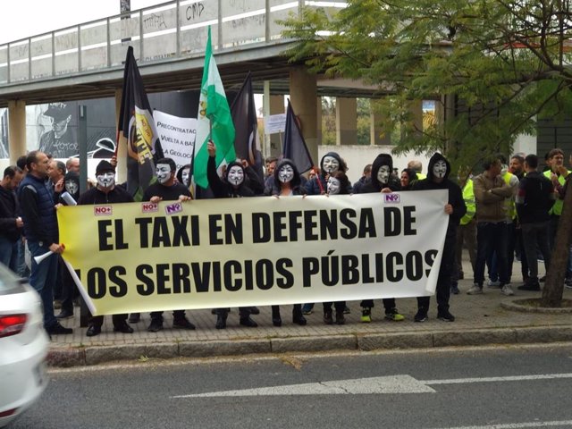 Los taxistas de Sevilla y Málaga se concentran contra la "competencia desleal" d