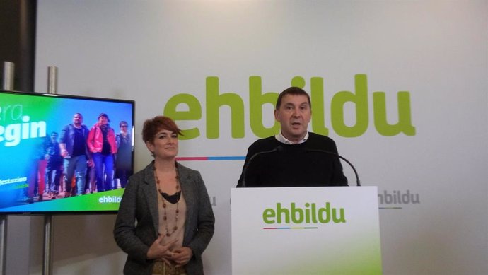 Otegi afirma que EH Bildu "favorece los intereses de la gente" al apoyar los dec