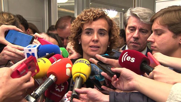28A.- Montserrat dice que "no tolera" las críticas de Vox a Rajoy, "hombre leal"