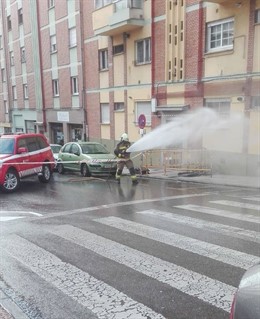 Sucesos.- La rotura de una tubería provoca un escape de gas en la calle Menéndez