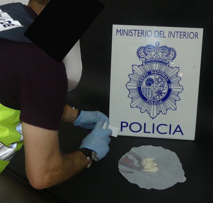 Un agente manipula la cocaína decomisada