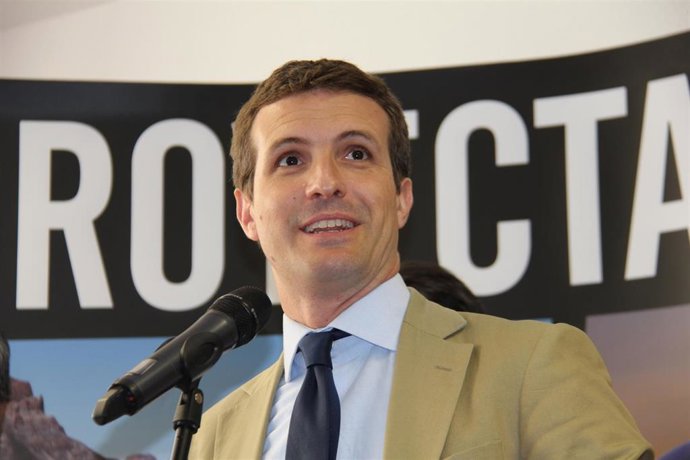 Casado critica la "irresponsabilidad" de Sánchez por "implorar" a Otegi para que