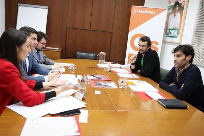 Cs defiende que la infancia debe ser un asunto "permanente" y pide a los partido