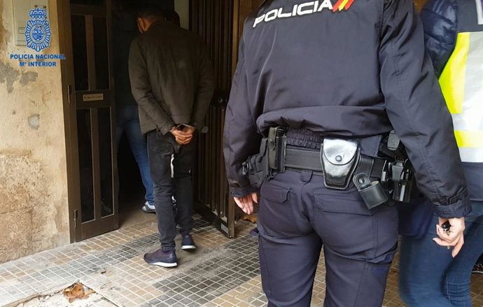 Sucesos.- Detienen a cinco personas captar a una mujer en Rumanía y obligarla a 