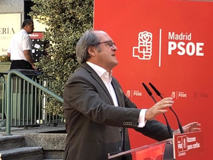 Gabilondo se dirige al público en un acto en San Lorenzo de El Escorial