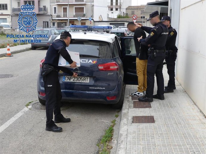 Sucesos.- Arrestan a un hombre por apuñalar a un joven mientras dormía en Manaco