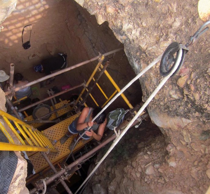 Trabajos de excavación realizados en el yacimiento de la Sima de las Palomas
