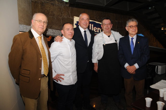 Ruiz (centro) y responsables de Galleros, en la Semana Cultural Galeno,