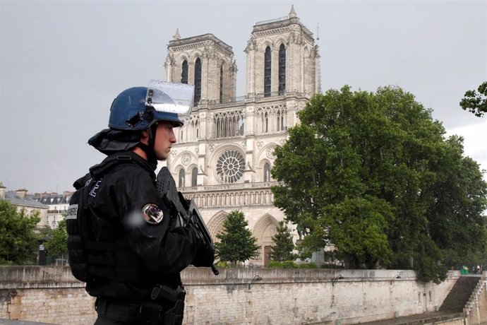 Un gendarme cerca de Notre Dame tras el ataque con un martillo