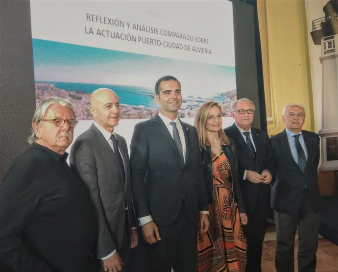 Almería.-Puertos.-El máster plan propone llevar el puerto al muelle exterior e i