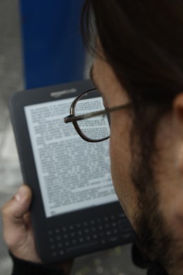 Un Hombre Lee En Un Ebook