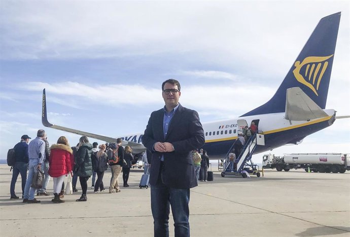 El diputado de Turismo, Fernando Giménez, en la recepción del vuelo de Milán.