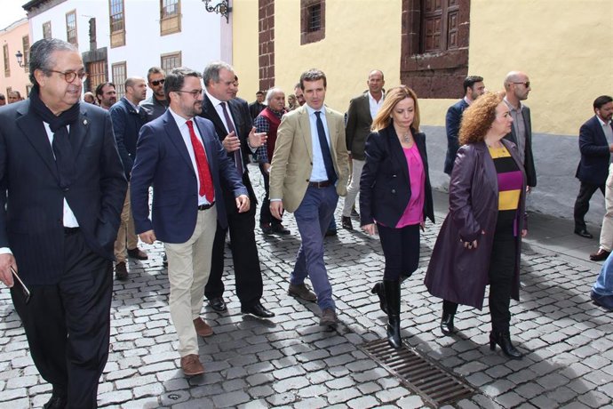 28A.- Casado Visita La Laguna (Tenerife) Y Aprovecha Para Comprar 'Una Historia 