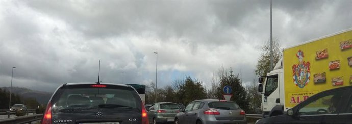 Sucesos.- Un accidente múltiple obliga a cortar la A-64 en sentido Oviedo y otro