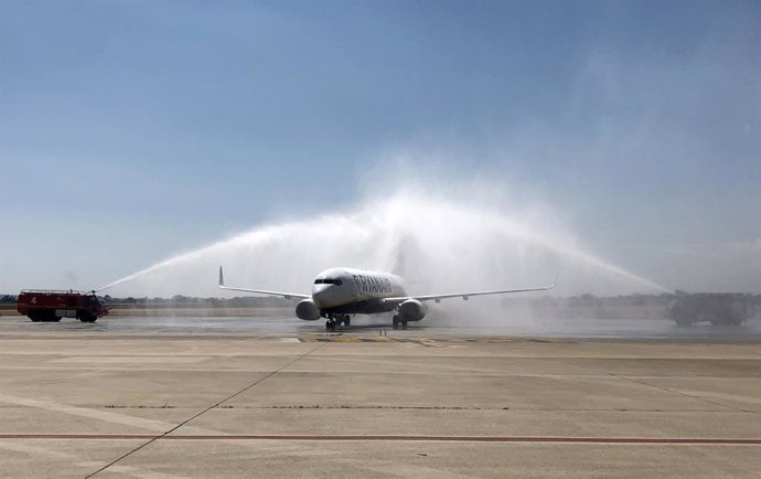 Turismo.- El aeropuerto de Alicante-Elche inaugura la nueva ruta con Oporto