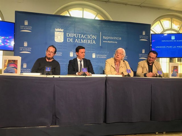 Carlos Pérez Siquier y Andrés García Ibáñez presentan el fotolibro 'La playa'.