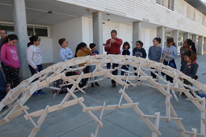March visita en el CEIP Cervantes de Sant Antoni la cúpula Leonardo para mejorar
