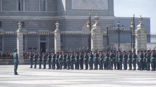 La Guardia Civil participa en el relevo solemne de la Guardia Real en el Palacio