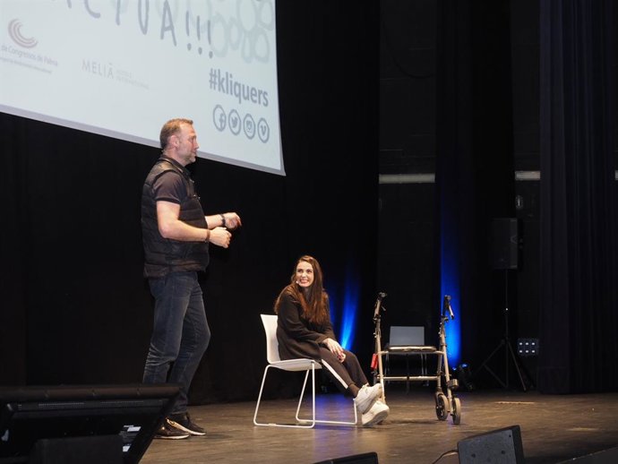 Uns 1.700 joves assisteixen a la xerrada de Pedro García i de Miriam Fernández s