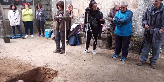 Excavan en Beade (Lugo) una fosa común para recuperar los restos del exalcalde r