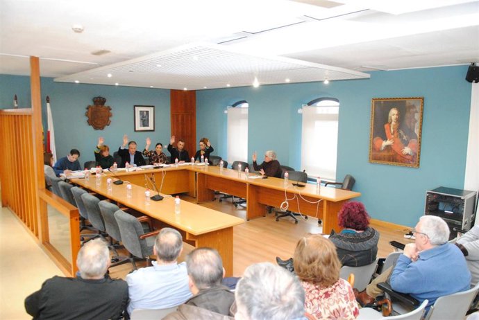 Astillero.- El equipo de Gobierno saca adelante los puntos del Pleno gracias a u