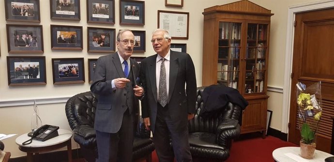 Borrell analiza con John Bolton cómo afrontar la "crisis que empeora" en Venezue