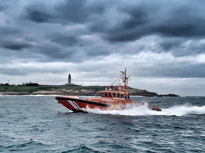 Pesca.- Remolcado hasta A Coruña un pesquero con nueve tripulantes que se quedó 
