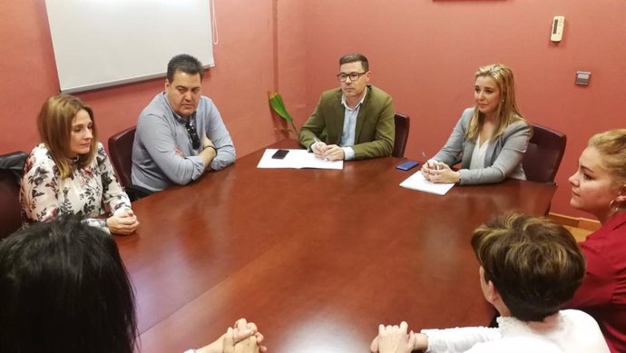 Sevilla.- Alcaldesa de Alcalá se reune con trabajadores afectados por el cierre 