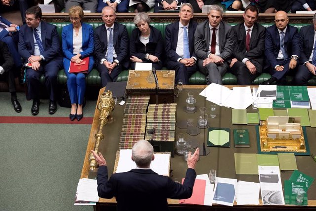 Jeremy Corbyn interpela a Theresa May en la Cámara de los Comunes