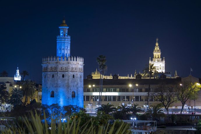 Sevilla.- La Torre del Oro se tiñe de azul por el Día Mundial del Autismo